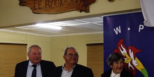 Vlnr is Frans Kennedy, Charl du Plessis en Johanna Le Roux tydens die onthulling van die saal se naamplaat, â€œLe Roux-Saalâ€ 